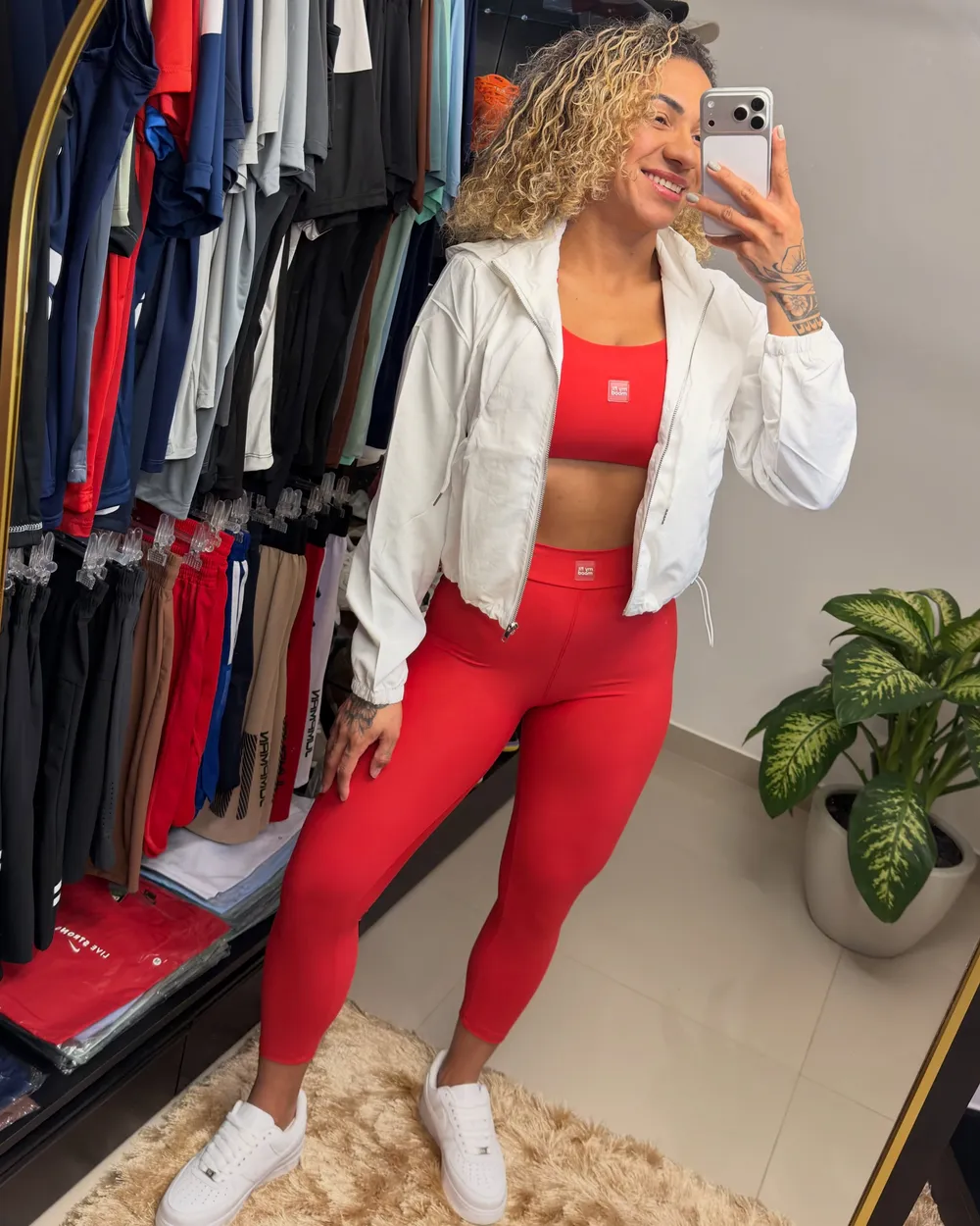 Conjunto legging, top e jaqueta corta-vento
