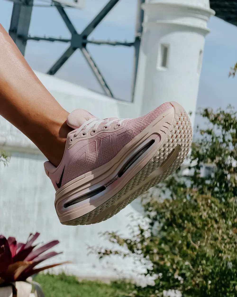 Nike Vomero Premium feminino rosa, ângulo 1 de 2